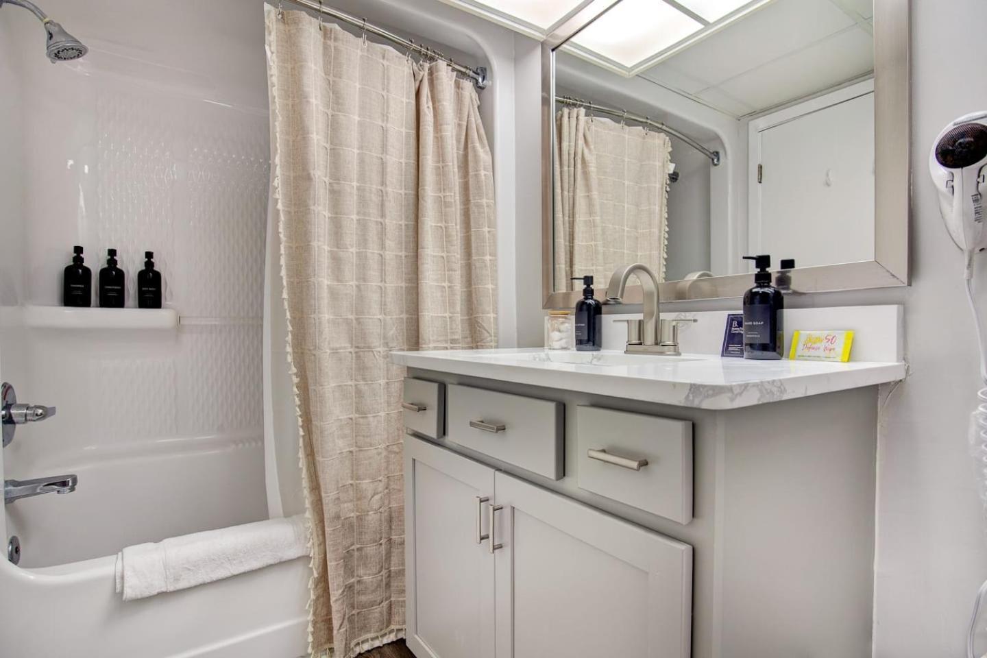 Oceanfront Escape Renovated Suite At Camelot 默特尔比奇 外观 照片